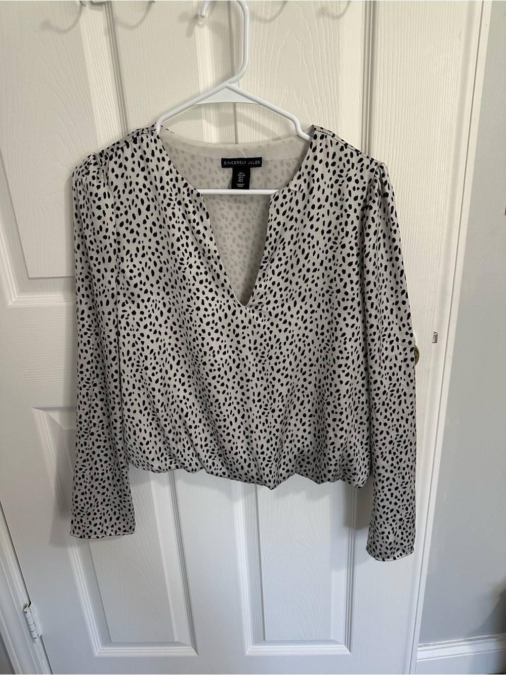Sincerly Jules Cream Leopard Print V-Neck Long Sleeve Top Size Large